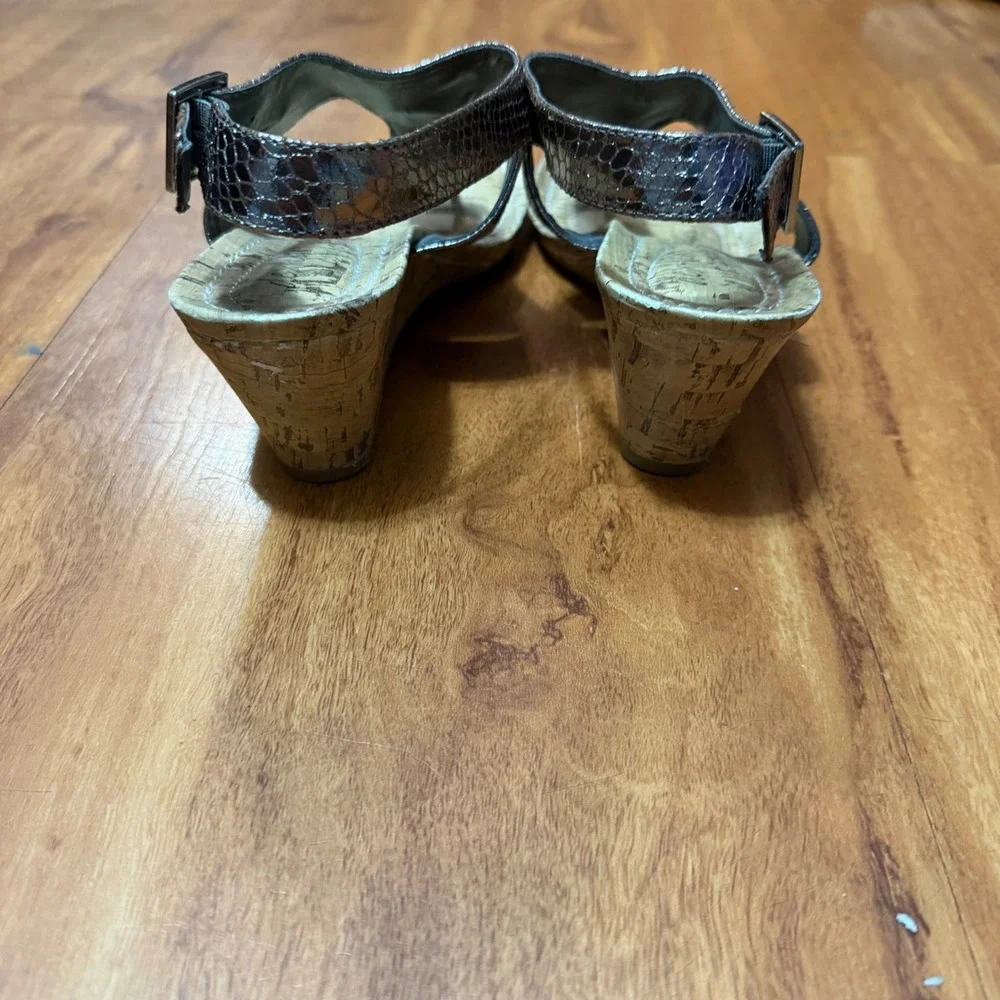 Dexflex Comfort Wedge Sandals Womens 8.5 Metallic Pewter Jewel T-Strap Cork Heel